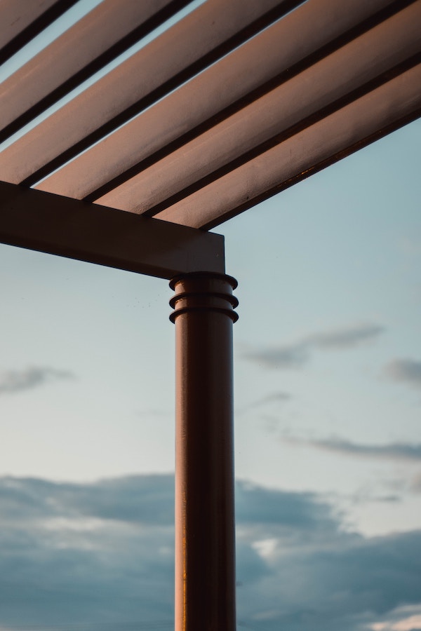 Das Pergola Lamellendach: Eine stilvolle und funktionale Bereicherung für Ihren Außenbereich