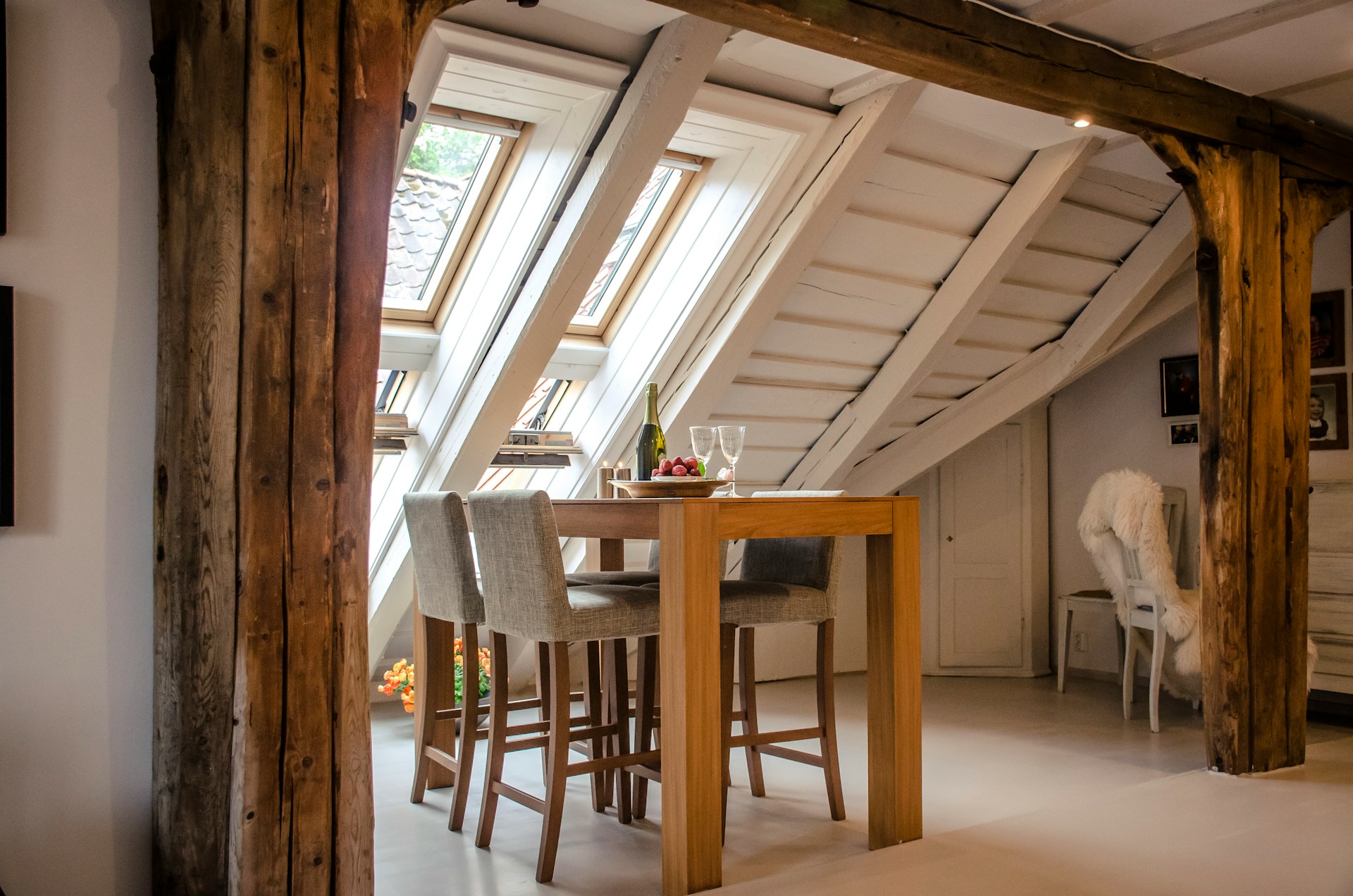 Nachhaltige Einrichtungstrends: Massivholz als zeitloses Statement im Interior Design